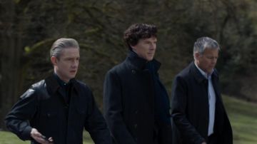 El icónico abrigo de Sherlock Holmes (Benedict Cumberbatch) en Sherlock S04E01