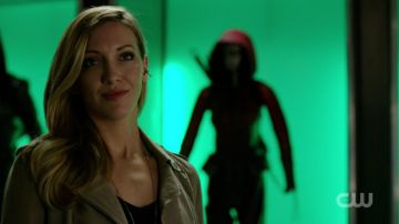 The jacket beige suede Laurel Lance (Katie Cassidy) in Arrow S05E09