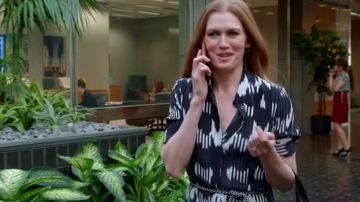 La robe Altuzarra Kieran d'Alice Vaughn (Mireille Enos) dans The Catch