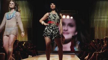 La combi short imprimée de Mona Vanderwaal (Janel Parrish) dans Pretty little Liars S2E6