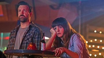 La chemise rayée de Gloria (Anne Hathaway) dans Colossal