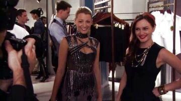 La robe ornée portée par Serena (Blake Lively) dans Gossip Girl Saison 6 Episode 9