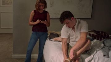 The jeans Haley Dunphy (Sarah Hyland) in Modern Family S8E1