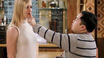 Le top sans manche en cachemire de Caroline Channing (Beth Behrs) dans 2 Broke Girls