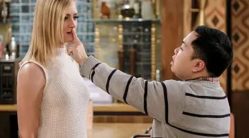 Le top sans manche en cachemire de Caroline Channing (Beth Behrs) dans 2 Broke Girls