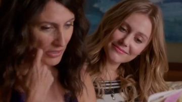 The collar of Becca Riley (Julianna Guill) in Girlfriends' Guide to Divorce S2E09