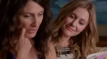 Le collier de Becca Riley (Julianna Guill) dans Girlfriends' Guide to Divorce S2E09