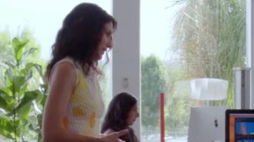 The dress flower Abby McCarthy (Lisa Edelstein) in Girlfriends' Guide to Divorce S2E03