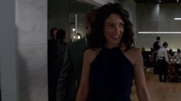 The black dress of Abby McCarthy (Lisa Edelstein) in Girlfriends' Guide to Divorce S2E03