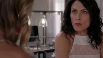 Débardeur blanc de Abby McCarthy (Lisa Edelstein) dans Girlfriends' Guide to Divorce S3E03