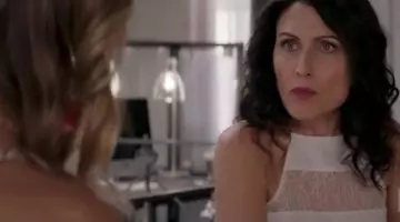 Débardeur blanc de Abby McCarthy (Lisa Edelstein) dans Girlfriends' Guide to Divorce S3E03