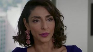 Pendientes de Delia Banai (Necar Zadegan) en Girlfriends' Guide to Divorce S3E01