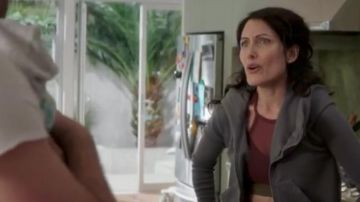 The hoodie of Abby McCarthy (Lisa Edelstein) in Girlfriends' Guide to Divorce S3E01