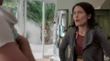 Le hoodie de  Abby McCarthy (Lisa Edelstein) dans Girlfriends' Guide to Divorce S3E01