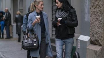 Le top Derek Lam de Trish Walker (Rachael Taylor) dans The Defenders