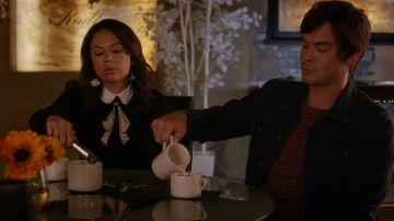Le pull Alice & Olivia de Mona Vanderwaal (Janel Parrish) dans Pretty Little Liars S07E10