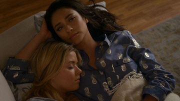 The pajamas Victoria's Secret to Emily Fields (Shay Mitchell) in Pretty Little Liars S07E10