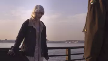 Le blouson col moutonné de Prairie Johnson (Brit Marling) dans The OA (S01E02)