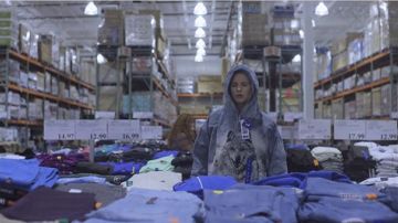 Le sweatshirt à capuche avec un loup de Prairie Johnson (Brit Marling) dans The OA (S01E02)