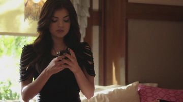 Le top d'Aria Montgomery (Lucy Hale) dans Pretty Little Liars S2E4