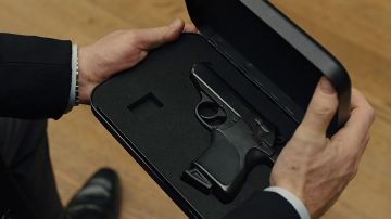 The Walther PPK/S in recognition palmar of James Bond (Daniel Craig) in Skyfall