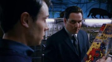 Los cómics de Hellboy en poder de John Myers (Rupert Evans) en Hellboy