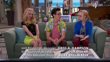 The black t-shirt pineapple Liv (Dove Cameron) in Liv and Maddie S4E10