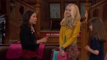 La veste en simili cuir jaune de Liv (Dove Cameron) dans Liv et Maddie S4E04