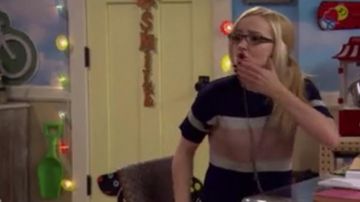 T-shirt à rayures pastel de Maddie (Dove Cameron) dans Liv et Maddie S4E01