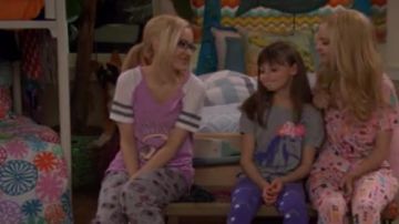 T-shirt de nuit de Maddie (Dove Cameron) dans Liv et Maddie S4E01