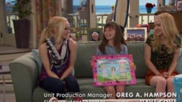 Green T-shirt with snake Liv (Dove Cameron) in Liv and Maddie S4E01
