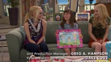 Mini skirt orange Liv (Dove Cameron) in Liv and Maddie S4E01