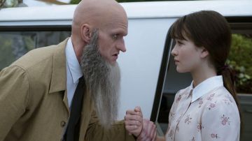 The coat beige of Count Olaf (Neil Patrick Harris)