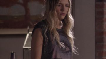 Maddie Conrad (Lennon Stella) camiseta con patrón de ojos en Nashville S5E01
