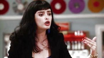 The black jacket of Chloe (Krysten Ritter) Don't Trust the B---- in Apartment 23 S2E01