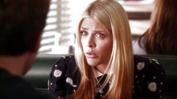 Le pendentif de Busy Philipps dans Don't Trust the B---- in Apartment 23 S2E01