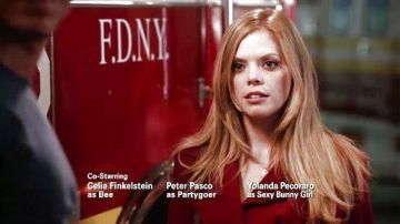 Le trench coat de June Colburn (Dreama Walker) dans Don't Trust the B---- in Apartment 23 S2E02