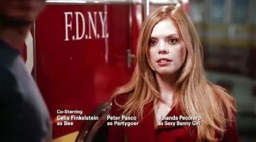 Le trench coat de June Colburn (Dreama Walker) dans Don't Trust the B---- in Apartment 23 S2E02