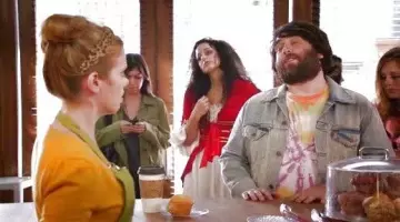 Le serre tête léopard de June Colburn (Dreama Walker) Don't Trust the B---- in Apartment 23 S2E02