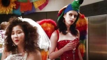 Les ailes perroquet de Chloé (Krysten Ritter) dans Don't Trust the B---- in Apartment 23 S2E02