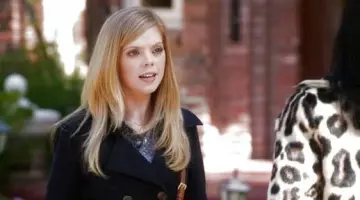 Le trench coat bleu de June Colburn (Dreama Walker) dans Don't Trust the B---- in Apartment 23 S2E04