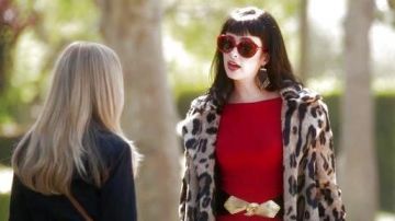 Le manteau de Chloé (Krysten Ritter) dans Don't Trust the B---- in Apartment 23 S2E04