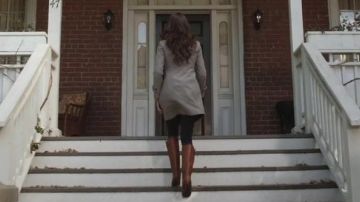 Botas de Spencer Hastings (Troian Bellisario) en Pretty Little Liars S2E1
