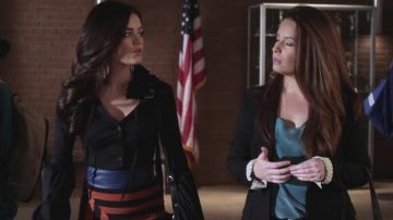 Le T-shirt d'Aria Montgomery (Lucy Hale) dans Pretty Little Liars S2E1