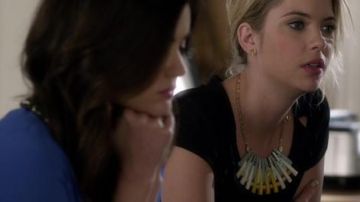 Le collier d'Hanna Marin (Ashley Benson) dans Pretty Little Liars S3E24