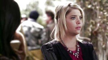 The necklace Hanna Marin (Ashley Benson) on Pretty Little Liars S3E24