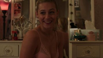 Le soutien-gorge rose de  Betty Cooper (Lili Reinhart) dans Riverdale