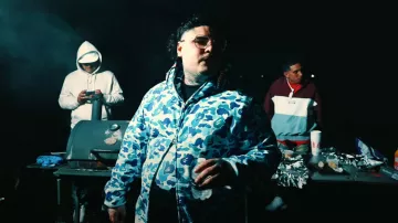 Sudadera con capucha con cremallera ABC Camo Camuflaje azul claro Bape usada por That Mexican OT en That Mexican OT - Kick Doe Freestyle (feat. Homer & Mone) (Video musical oficial)