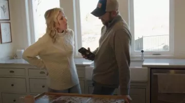 American Eagle Outfitters Patchwork col montant pull porté par Jenny Marrs comme on le voit dans Fixer à Fabulous Italiano (S01E02)