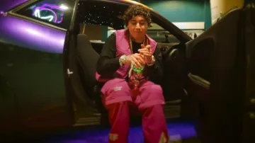 Plateau de chargement rose vif Palace x Rapha EF porté par Ohgeesy dans Yacht Master [Clip officiel]